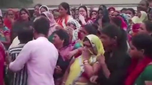 नाबालिक छात्रा की निर्मम हत्या से दहल उठी राम नगरी, संवेदा में लोगों का उमड़ रहा हुजुम