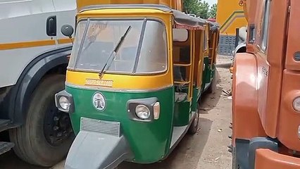 कबाड़ बन रहे सवारी ई रिक्शा