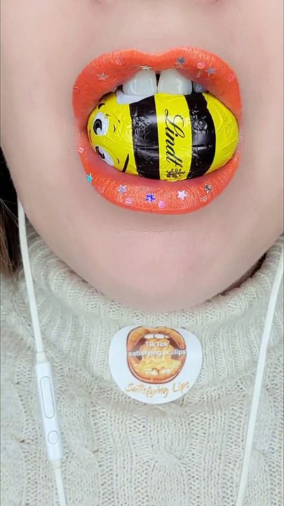 ASMR TRYING DIFFERENT CHOCOLATE MINI EGGS GALAXY REESES LINDT CADBURY MUKBANG SATISFYING EATING