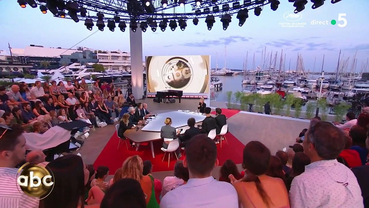 "J'ai le seum" : Bertrand Chameroy réinvente les paroles de la bande son de "Lalaland" pour ses adieux à Cannes