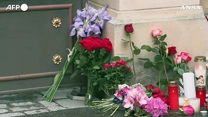 Fiori e candele davanti alla casa di Tina Turner in Svizzera