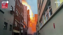 Edificio avvolto dalle fiamme a Sydney, crolla una parete