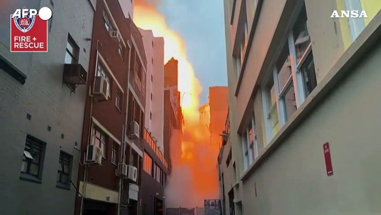 Edificio avvolto dalle fiamme a Sydney, crolla una parete