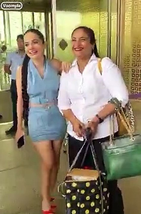 Jeans pant ko top bana diya Urfi Javed aayi airport pe wearing jeans, but ULTA She wo...