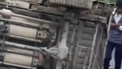 अयोध्या: अनियंत्रित पिअप घर से टकराकर पलटी, चालक गंभीर हुआ घायल