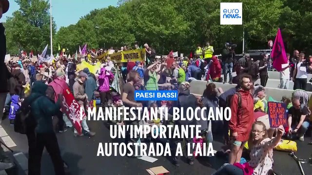 Gli ambientalisti infuriati col governo olandese bloccano l'Aia