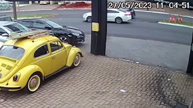 Câmeras de monitoramento mostram dois acidentes seguidos na Avenida Rocha Pombo