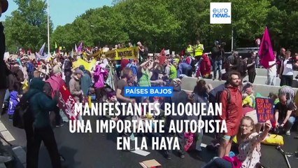 Manifestantes de Extinction Rebellion bloquean una importante autopista en La Haya
