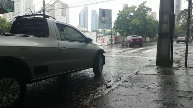 Colisão de trânsito deixa três veículos danificados no Centro