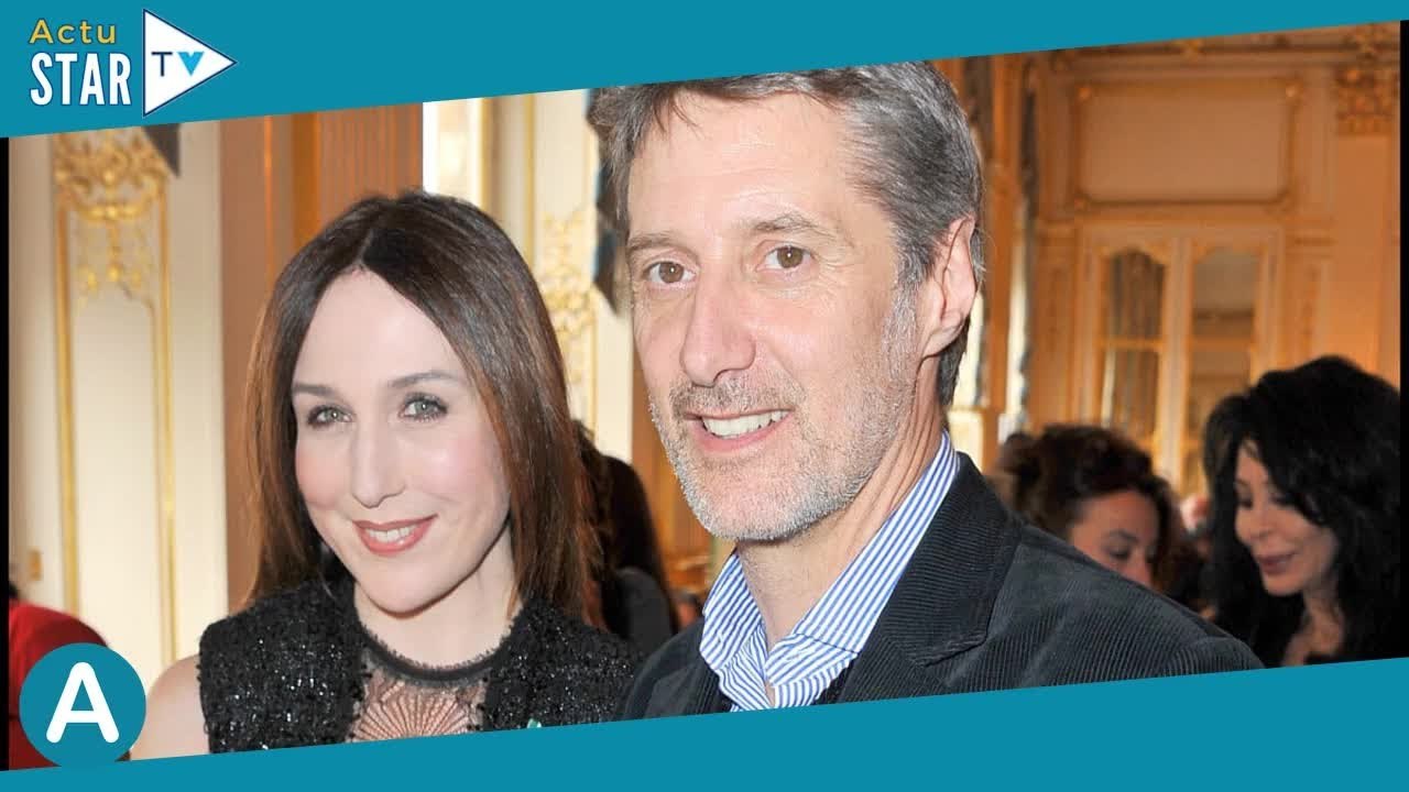 Antoine de Caunes embrasse langoureusement un c...