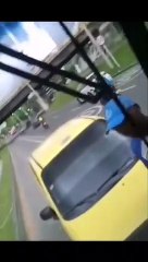 En Cali Taxista invade la vía del servicio integrado de transporte mío