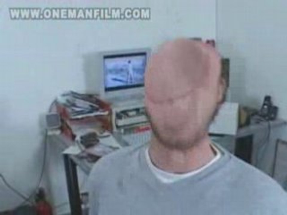un homme mange sa tete !