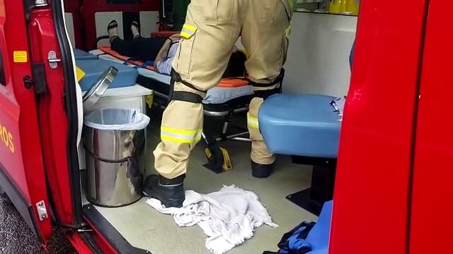 Mulher perde o controle da direção e bate veículo em mureta na PRc-467