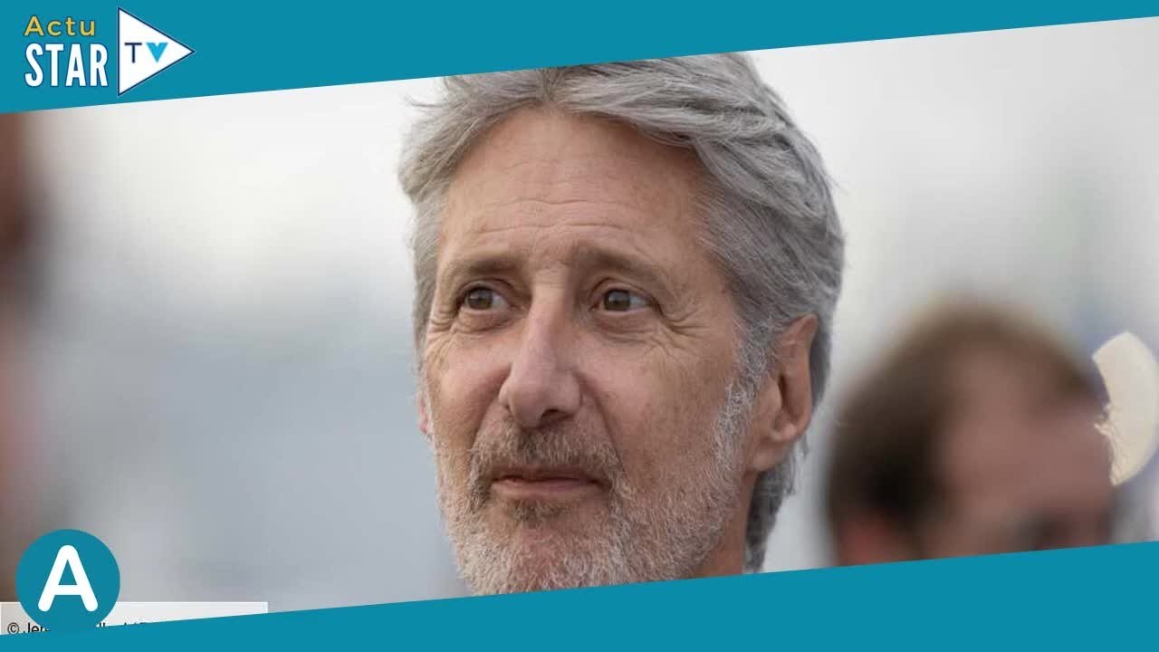 Antoine De Caunes embrasse Pierre Lescure à Can...