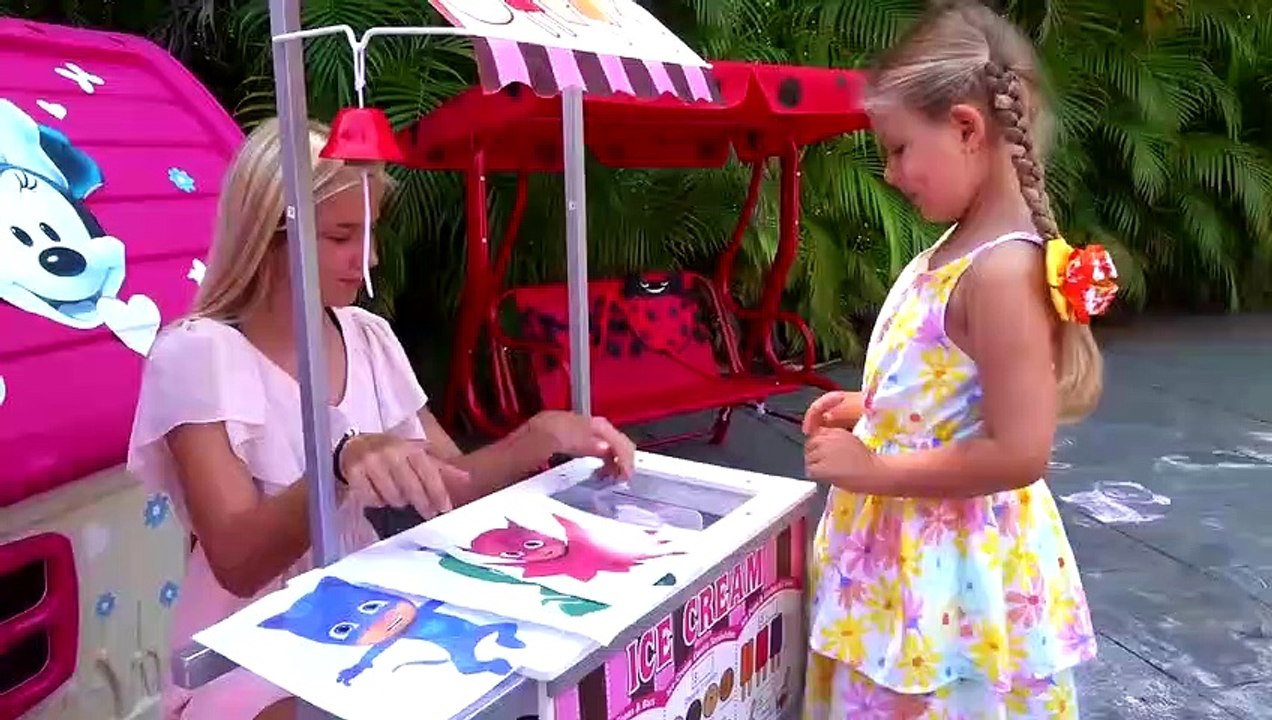 Diana and Roma Pretend Play Selling Ice Cream
