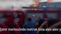 Şehir merkezinde metruk bina alev alev yandı