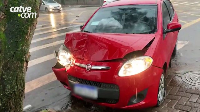 Acidente entre carros deixa motorista ferido no Centro de Cascavel