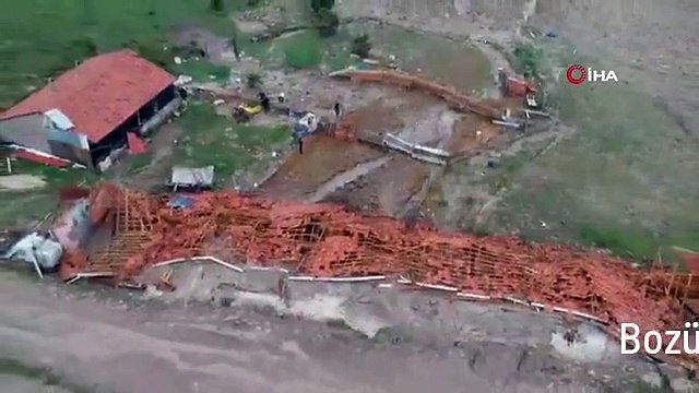 Bozüyük'te şiddetli yağış sele neden oldu: Ağıl çöktü, 15 hayvan telef oldu