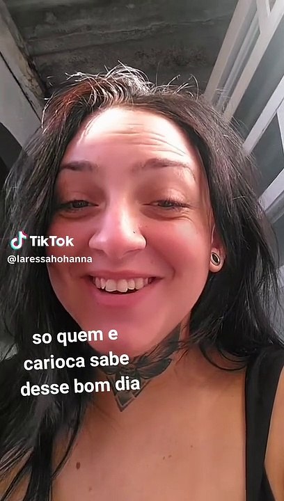 Mulher viraliza ao dar bom dia em meio a intenso tiroteio no Rio
