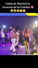 Marisol sufre caída en el escenario