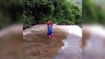 ¡No te Metas en el Agua! jajaja Coño e la madre... - Videos Divertidos