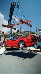 بواسطة رافعة فيراري F40 على متن يخت في موناكو
