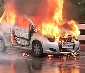 कार सवार चार लोग बाल-बाल बचे