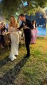 Μουζουράκης-Κόζαρη: Η υπέροχη είσοδος του ζευγαριού στον χώρο του πάρτι