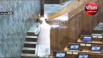 VIDEO: PM मोदी ने सेंगोल को किया साष्टांग प्रणाम, लोकसभा स्पीकर की कुर्सी के पास किया स्थापित