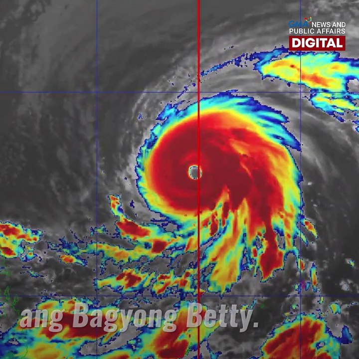 Mga motorista, muntik nang abutan ng landslide | GMA News Feed