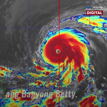 Mga motorista, muntik nang abutan ng landslide | GMA News Feed