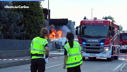 Fidenza, incendio plastica: densa nube nera inquinante