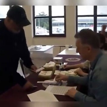 Oyunu kullanan Cem Yılmaz ile sandık görevlileri arasındaki diyalog dikkat çekti