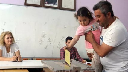 Antalya'da oy kullanma yoğun katılımla başladı