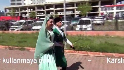 Karslı çift Kafkas kıyafetiyle oy kullanmaya geldi