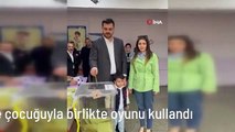 AK Parti'li İnan, eşi ve çocuğuyla birlikte oyunu kullandı