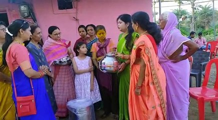 Video: महिलाओं ने दिया ऐसा उपहार, गरीब लडक़ी को नहीं हुआ विश्वास, खुशी से खिल गया चेहरा