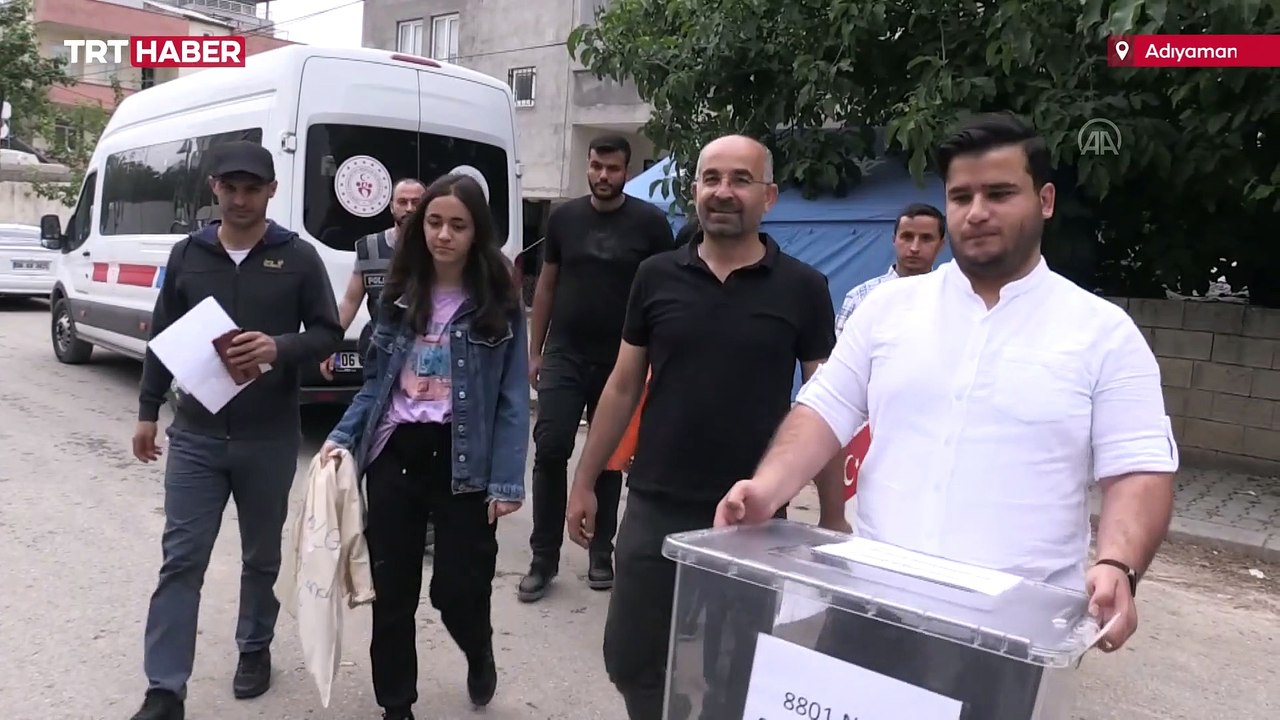 Oy kullanmaya gidemeyen seçmene 'seyyar sandık'...