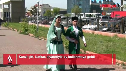 Karslı çift, Kafkas kıyafetiyle oy kullanmaya geldi