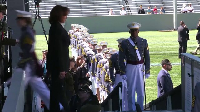 Kamala Harris se convierte en la primera mujer en pronunciar el discurso de graduación en West Point