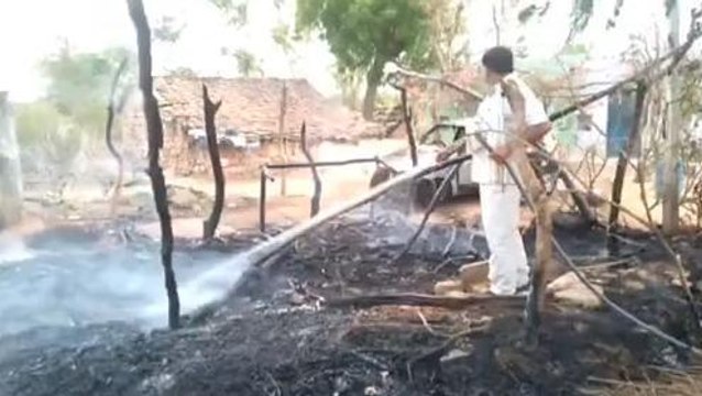 शिवपुरी: अज्ञात कारणों के चलते झोपड़ी में लगी आग,गृहस्थी का सामान जलकर खाक