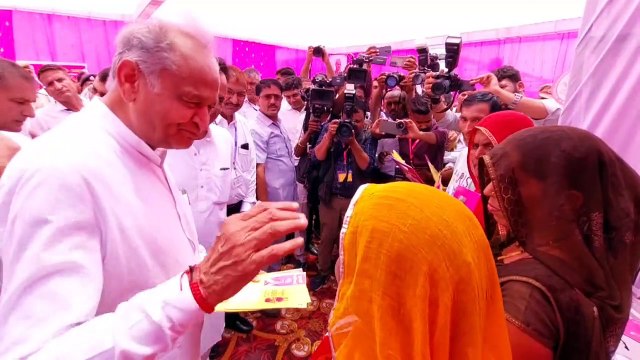 मुख्यमंत्री गहलोत ने नागौर के मौलासर पहुंचकर यों रखा सिर पर मदद का हाथ, देखें Video