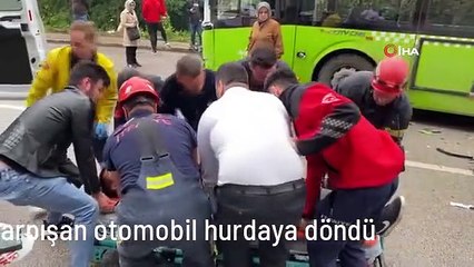 Belediye otobüsü ile çarpışan otomobil hurdaya döndü