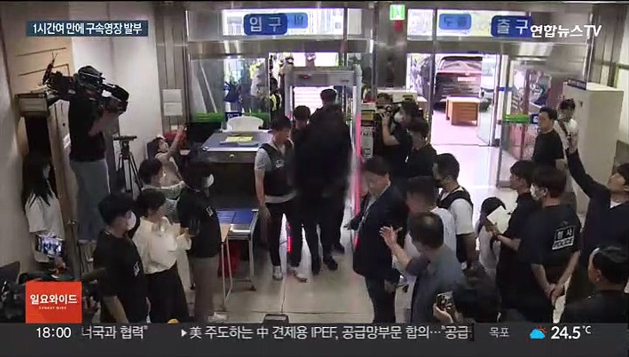항공기 비상문 강제개방 30대 구속…"아이들에게 미안"