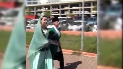 Kafkas kıyafetiyle oy vermeye geldiler Bakın sonra ne oldu?