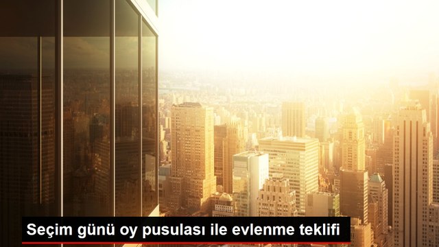 Seçim günü oy pusulası ile evlenme teklifi