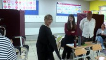 Sezen Aksu oy kullandıktan sonra mührü teslim etmeyi unuttu