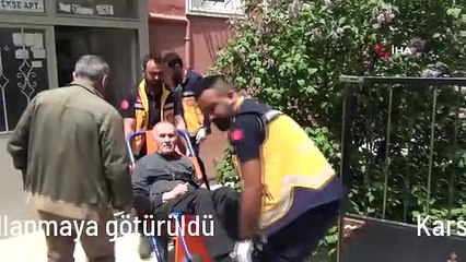 Kars'ta yaşlı çift ambulansla oy kullanmaya götürüldü