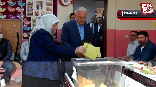 Binali Yıldırım'dan kabinden geç çıkan eşine 'karar veremedin mi' esprisi