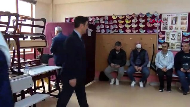 Binali Yıldırım'dan sandık başında eşine güldüren soru